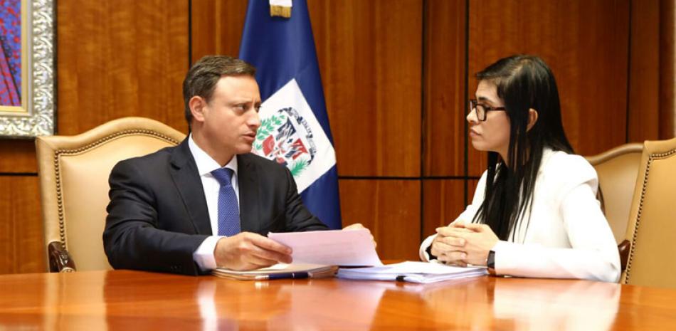 El procurador Jean Rodríguez  durante la reunión de trabajo con la fiscal Olga Diná Llaverías.