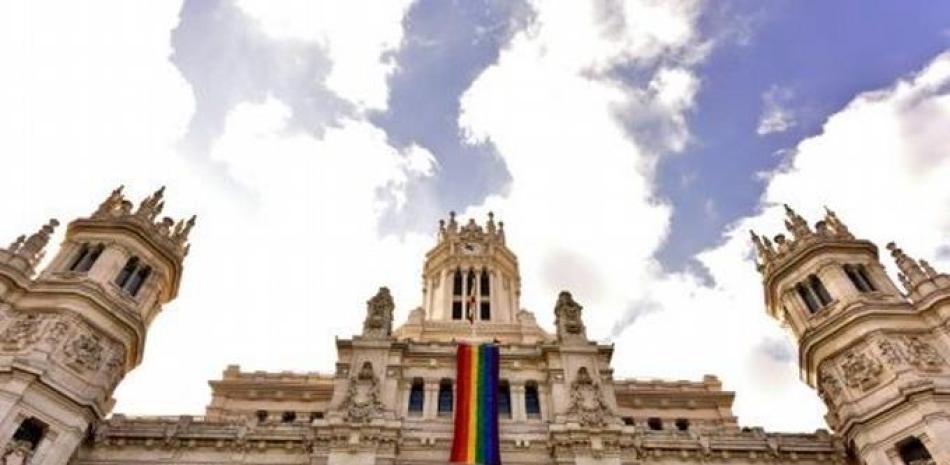 La bandera del arcoíris cuelga del ayuntamiento de Madrid, el Palacio de Cibeles, el 26 de junio de 2017, con motivo de las celebraciones del WorldPride 2017 (AFP | Gerard Julien)