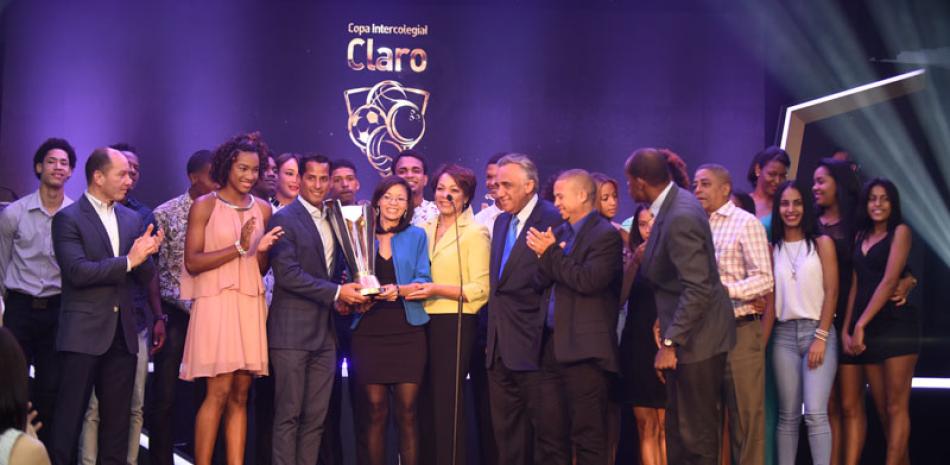 Marcos Díaz premia al colegio Metas, durante la Gala de Claro donde fueron premiados atletas y entidades que participaron de las actividades deportivas promovida por la empresa de telecomunicaciones.