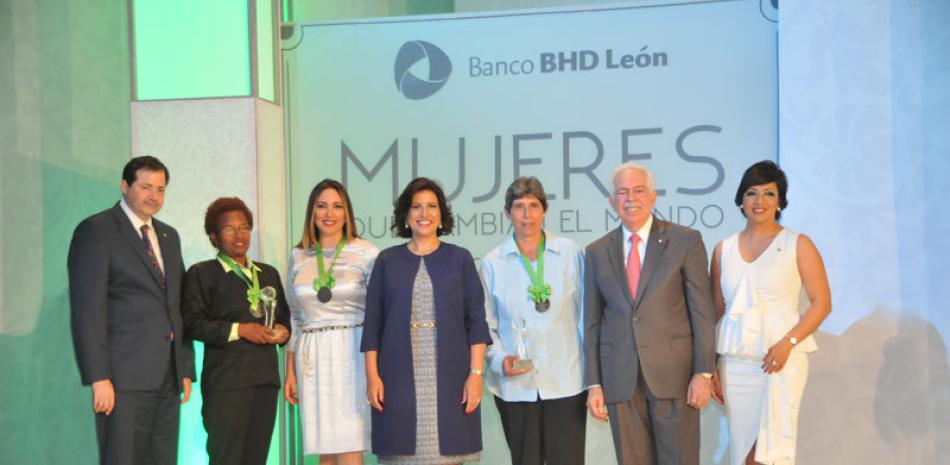 Obstáculo. Las tres principales galardonadas junto a la vicepresidenta Margarita Cedeño y ejecutivos del Banco BHD León, durante el acto realizado anoche en el Palacio de Bellas Artes.