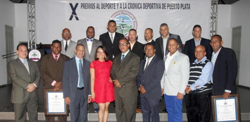 Acto. Parte de los premiados y organizadores de los X Premios al Deporte y la Crónica Deportiva Puertoplateña.