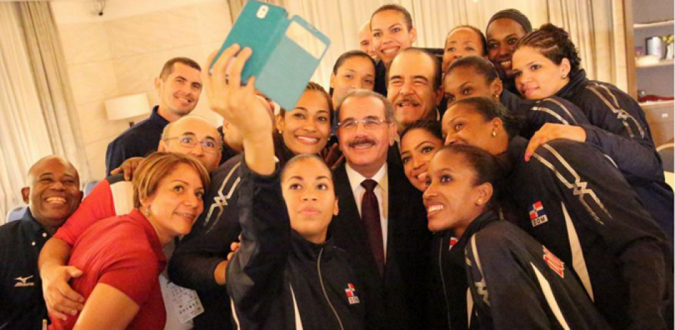 El presidente Danilo Medina, junto a Cristóbal Marte y las integrantes del equipo de voleibol femenino de mayores que viene de ganar medalla de plata en la Copa Panamericana celebradas en Perú.