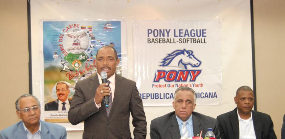 El Gobernador de San Cristóbal, Julio César Díaz, ofrece detalles de la Serie del Caribe de la Pony League Basseball, acompañado de Eugenio