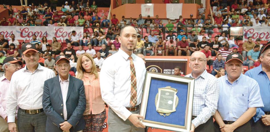 David Díaz recibe una placa de reconocimiento por sus aporte a favor del baloncesto Dominicano, entrega Fabio Rojas, Wilgen Brito y el gobernador Juan Antigua.
