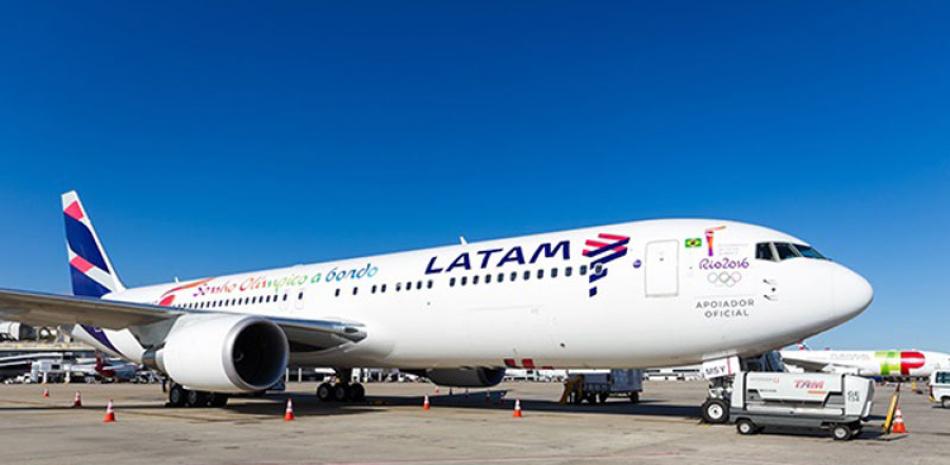 Aviación. La línea aérea Latam anunció vuelos regulares desde Brasil.