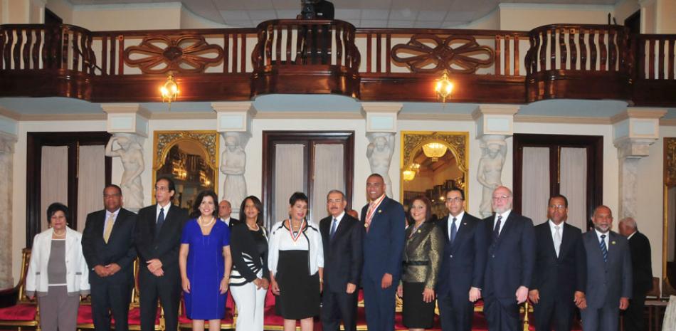 Distinguidos. El presidente Danilo Medina junto a la vicepresidenta Margarita Cedeño con los maestros distinguidos.