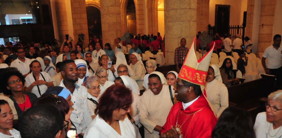 Adiós. Monseñor Okolo fue despedido ayer por la iglesia Católica.