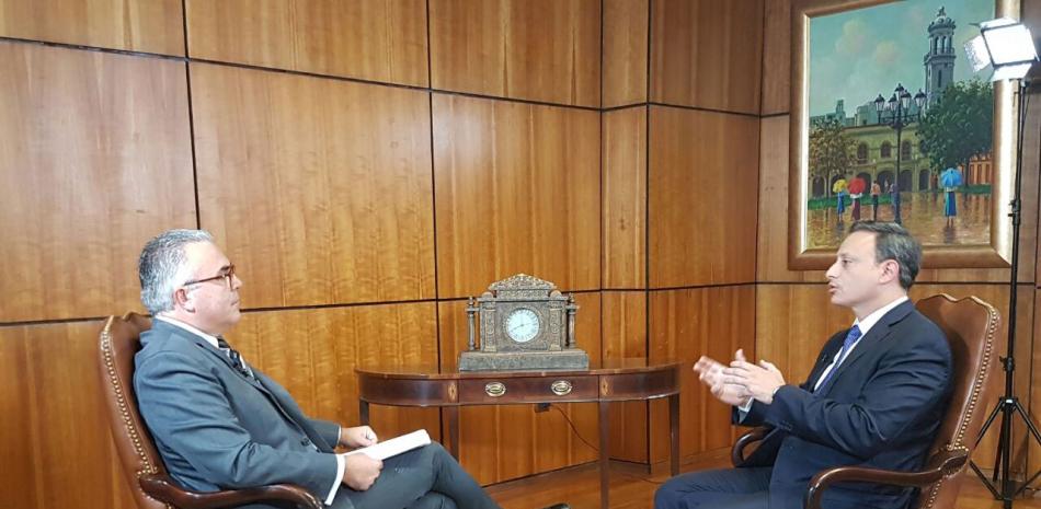Declaraciones. El procurador Jean Alain Rodríguez fue entrevistado anoche por el periodista Roberto Cavada, en Telesistema, Canal 11.