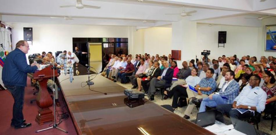 Actividad. El presidente de la CCRD, Hugo Álvarez, habla en el encuentro con alcaldes de varias provincias del sur.