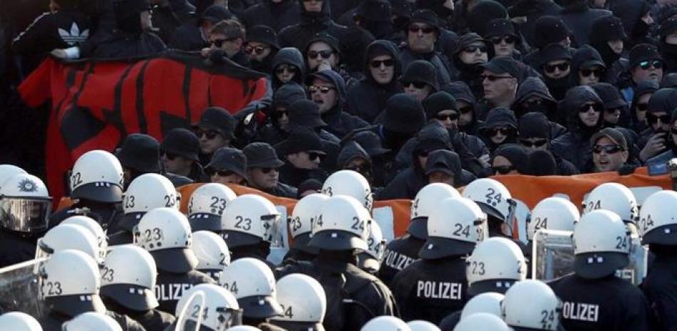 Policías se enfrentan a los manifestantes durante la protesta ''Welcome to Hell'' (lit. Bienvenido al Infierno) antes de la cumbre del G20, que comienza el 7 de mayo, en Hamburgo, Alemania, hoy, 6 de julio de 2017.