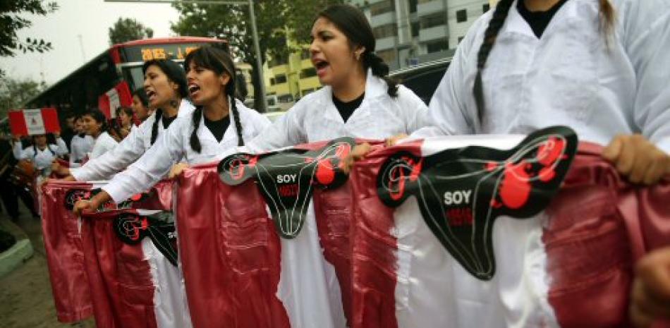 Un grupo de víctimas de esterilizaciones junto a mujeres de organizaciones feministas y de defensa de los derechos humanos.