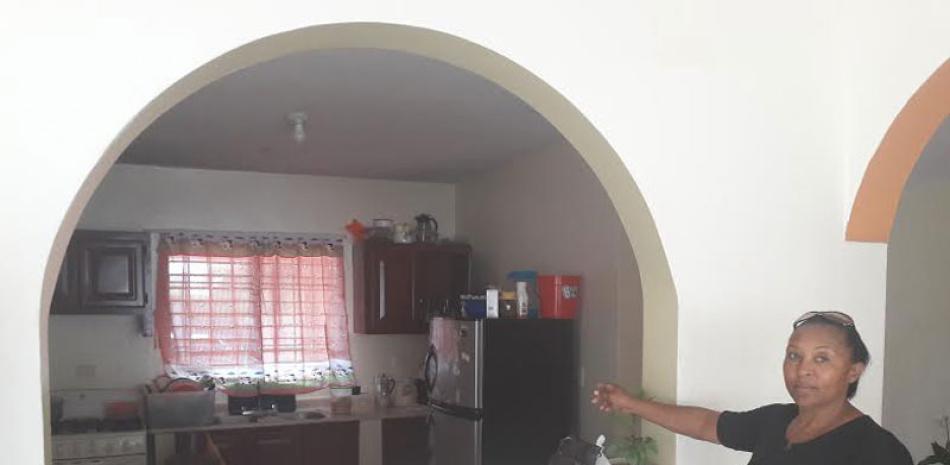 Recibió casa. La señora Pilar Rodríguez muestra el interior de su vivienda, construida por la OISOE en La Romana.