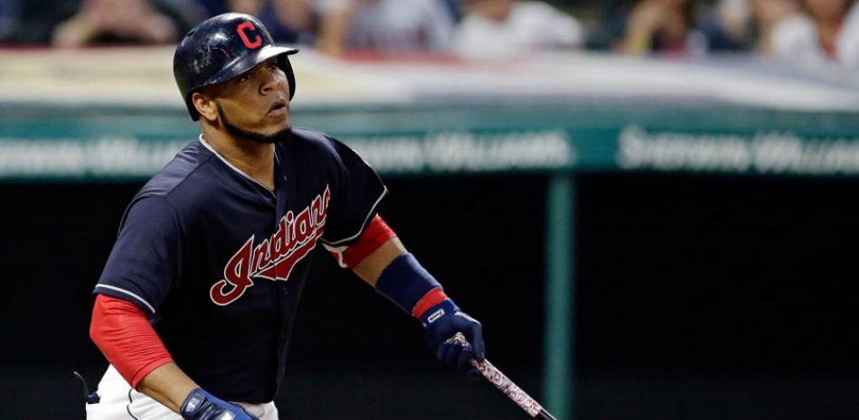 Edwin Encarnación observa la dirección de la pelota con la que disparó su jonrón 18 de la campaña.