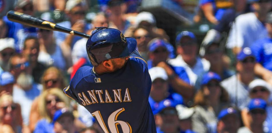 Domingo Santana completa el swing con el que disparó uno de sus dos dobletes en el choque que los Cerveceros vencieron a los Cachorros.