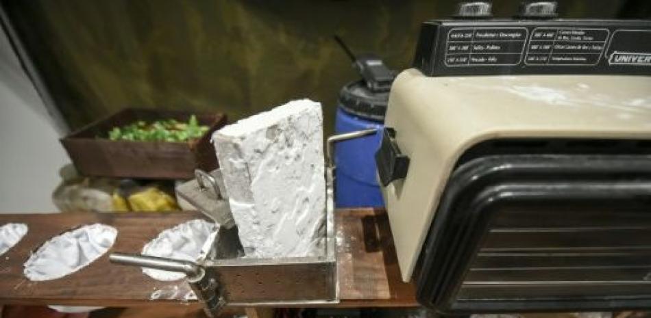 Una pequeña réplica de un laboratorio para producir cocaína se exhibe durante la inauguración del Museo de la Fiscalía General de Colombia, en Bogotá, el 7 de julio de 2017. (AFP | Raul Arboleda)