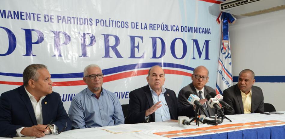 Pelegrín Castillo, dirigente de la Fuerza Nacional Progresista, actuó como vocero del Fopppredom en rueda de prensa.