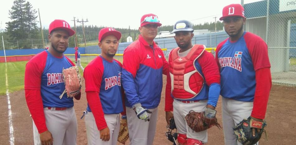 Desde la izquierda Josuel Chalas, Pablo Figuereo, Sergio La Hoz, Juan Arias y Juan Ramírez luego del partido en que Dominicana venció a la India.