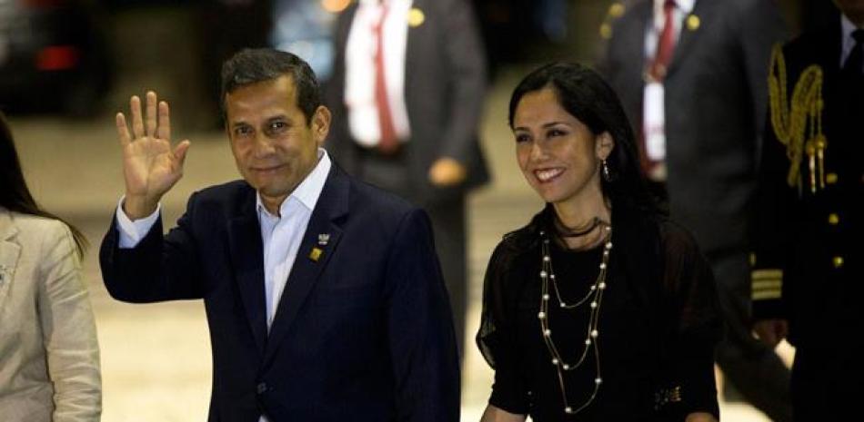 En esta foto de archivo del 16 de febrero de 2017, el presidente peruano Ollanta Humana saluda a la prensa cuando llega con su esposa, Nadine Heredia, a la ceremonia de cierre de un evento en Paracas.