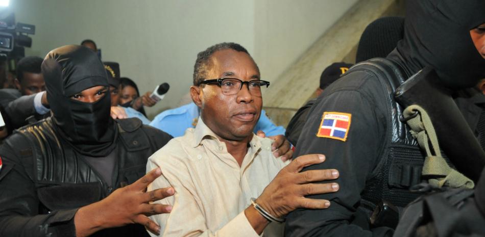 Blas Peralta, condenado a 30 años por el asesinato del ex rector de la Universidad Autónoma de Santo Domingo (UASD), durante su salida del tribunal.