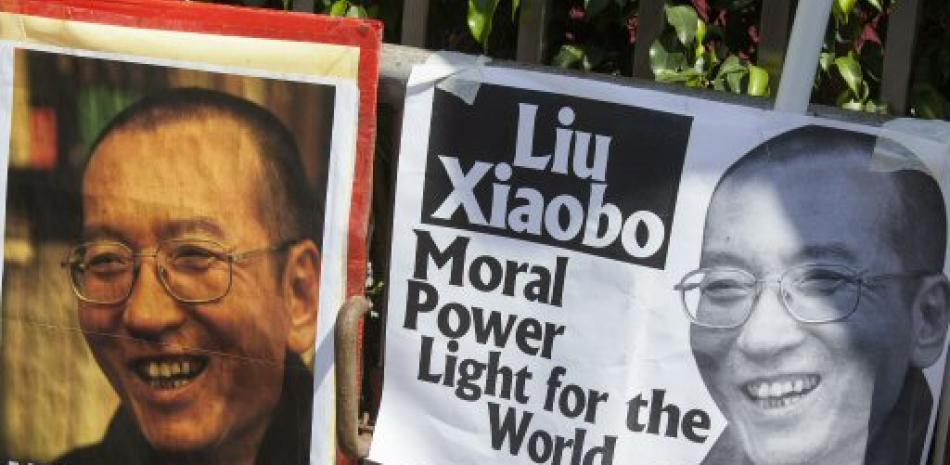 Vista de varias pancartas en una concentración por la liberación del nobel de la Paz chino Liu Xiabo en Hong Kong (China) hoy, 13 de julio del 2017.