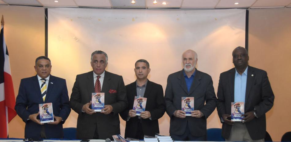Kennedy Vargas acompañado de Luis Mejía, Antonio Acosta, Mariano Reyes y Gerardo Suero Correa durante la puesta en circulación del libro Historia del Atletismo Dominicano.