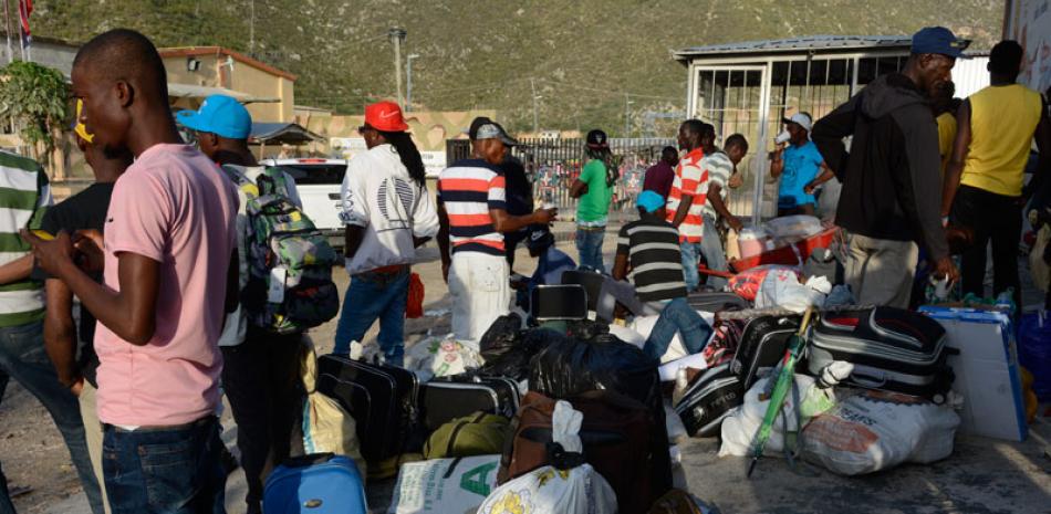 El retorno. Haitianos con sus maletas, bultos y otros equipajes llegaron ayer en vehículos al punto fronterizo de Jimaní para regresar a su país debido a los operativos que realizan las autoridades dominicanos contra los indocumentados.