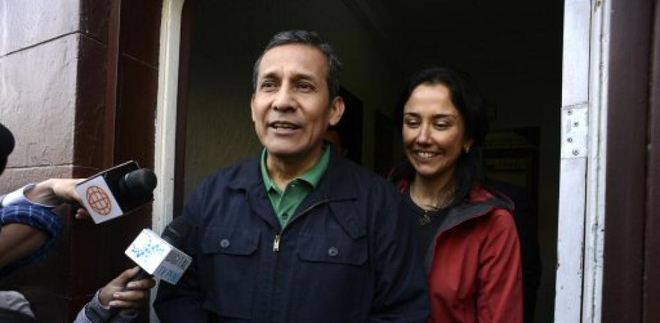 El expresidente de Perú Ollanta Humala (i) abandona junto a su esposa (d) el local de su partido político el jueves 13 de julio de 2017, en Lima (Perú).