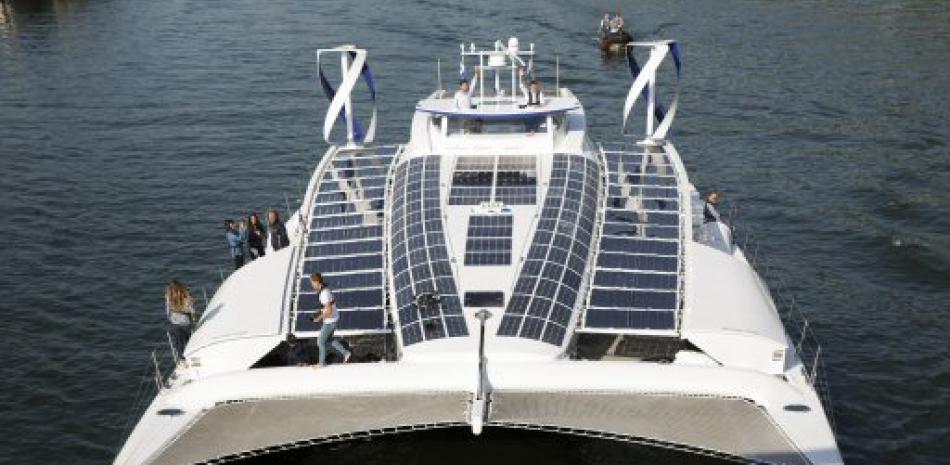 Fotografía de archivo del 4 de julio de 2017 del barco Energy Observer, un antiguo barco de carreras convertido en una embarcación autónoma capaz de producir y almacenar hidrógeno para sus motores, navega por el río Sena en París. (AP Foto/Kamil Zihnioglu, Archivo)