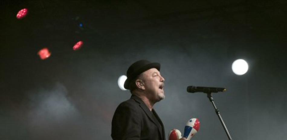 El cantante panameño Rubén Blades durante su actuación en la última jornada del Festival de Jazz de Vitoria-Gasteiz. EFE/ADRIÁN RUIZ DE HIERRO.