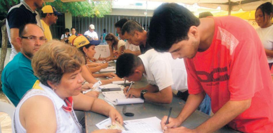 Voto. Un grupo de personas participa en el plebiscito opositor contra el gobierno de Maduro, ayer, en Maracaibo.