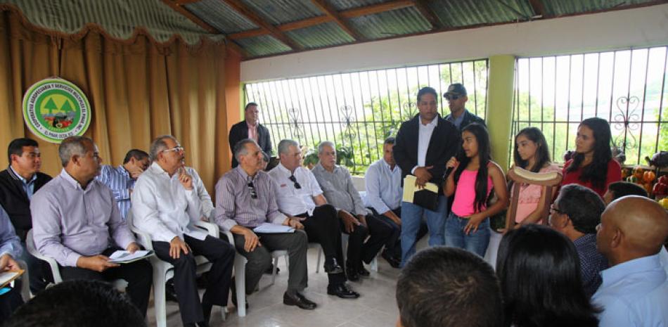 Acto. El presidente Medina con los productores de aguacate.
