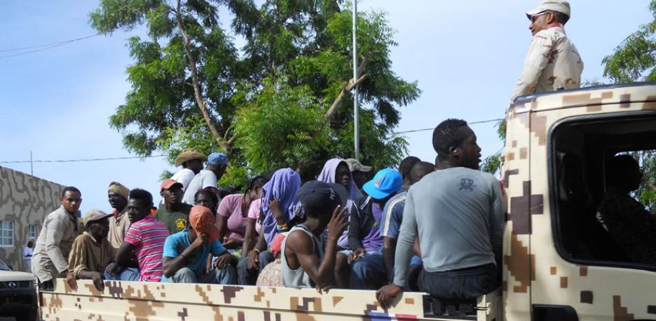 Documentación. Decenas de haitianos procuraban renovar su estadía en el país al acudir al Ministerio de Interior y Policía, a fin de evitar ser deportados por las autoridades de Migración.