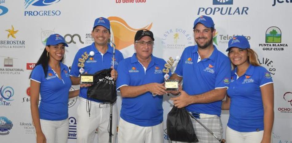 José Natalio Redondo, presidente ASHONORTE, premia a Yamil Rodríguez y a Jorge Andrés Medina, ganadores en el Puerto Plata Classic de golf. Figuran también Jessica Rojas y Vileysis Espinal.