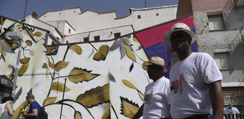 Vista del mural homenaje a Nelson Mandela que ha sido presentado hoy en el madrileño barrio de Lavapiés por el concejal García Castaño, el embajador de Sudáfrica Lulama y el ministro de Arte y Cultura, Nathi Mthehwa. EFE/Sergio Barrenechea