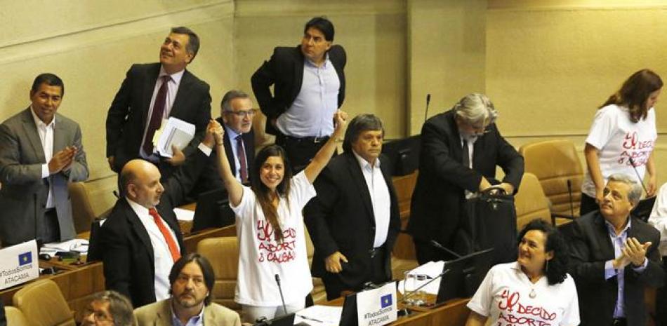 Diputados chilenos celebran el jueves 17 de marzo de 2016, la aprobación de la ley que despenaliza el aborto en tres causales, por 66 votos a favor y 44 en contra, tras un año de polémicas e intensas discusiones en el Congreso de Valparaíso (Chile).