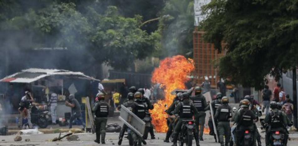 Miembros de la Guardia Nacional Bolivariana (GNB) se enfrentan a un grupo de manifestantes opositores en las inmediaciones de la planta televisiva estatal VTV durante el paro general de 24 horas convocado por la oposición hoy, jueves 20 de julio de 2017, en Caracas (Venezuela).