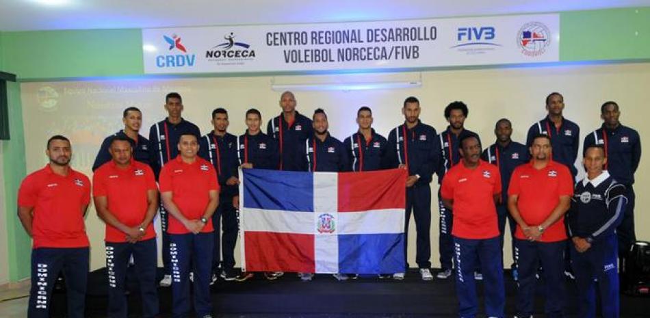 Los integrantes de la selección masculina, acompañada por el entrenador Orlando Samuel y el cuerpo técnico que le asiste, exhiben orgullosos la bandera nacional que intentarán colocar en lo más alto en la XII Copa Panamericana.