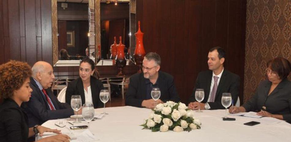 Encuentro. Los ejecutivos de Exaudi durante su participación en LISTÍN DIARIO en la Globalización, junto a Juan Guilliani Cury, Cándida Acosta y Carolis Mella.