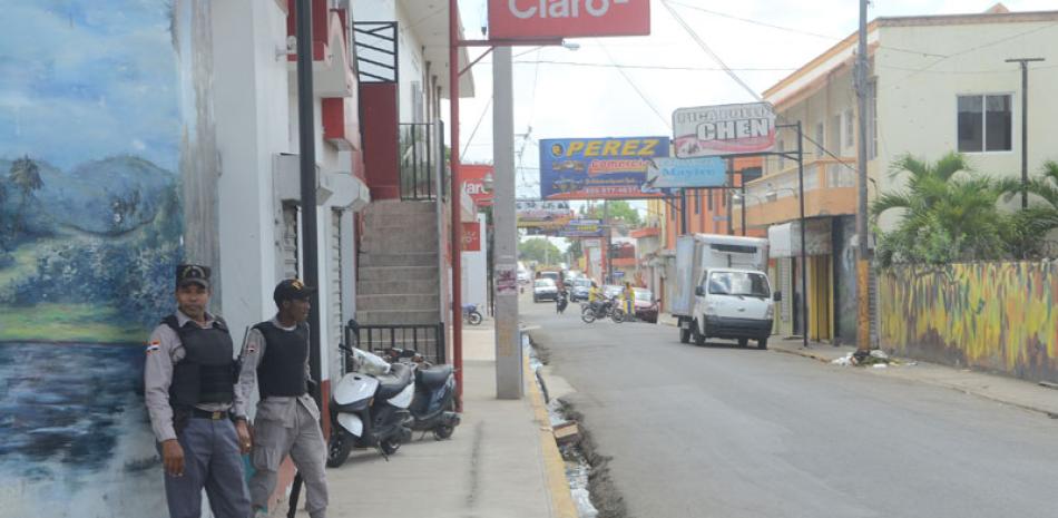 La realidad. En Salcedo temen penetrar a los barrios El Mango y El Matadero, donde según la Policía operan las bandas que se disputan puntos de droga y generan acciones de violencia.