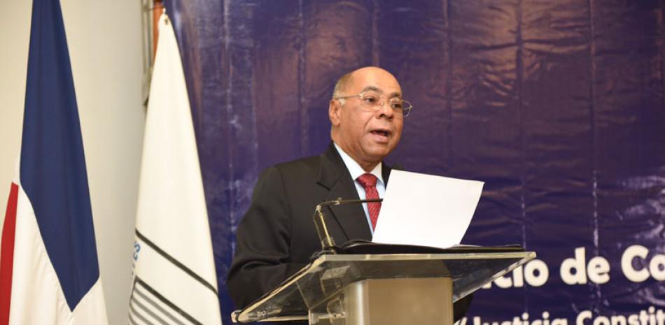 El presidente del Tribunal Constitucional, Milton Ray Guevara, al participar en el ciclo de conferencias celebrado en el Ateneo Dominicano.