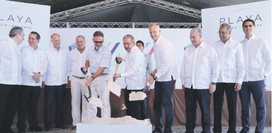Al centro, el presidente Danilo Medina, Bruce Wardinski y Carlos Cabrera, dando el palazo de inicio de las obras.
