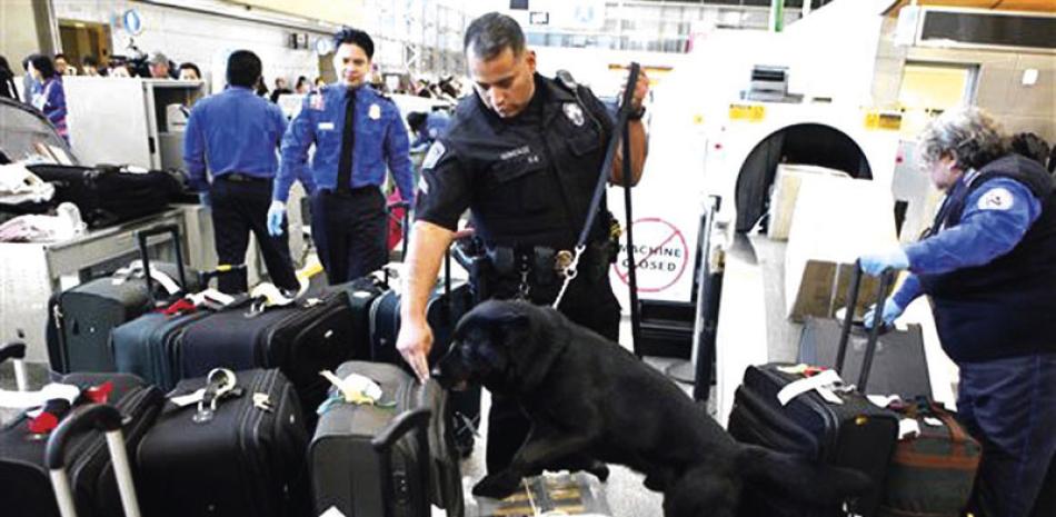 Electrónicos. En México, la Dirección General de Aeronáutica Civil recomendó a los pasajeros que lleven en su equipaje de mano la menor cantidad posible de aparatos electrónicos.