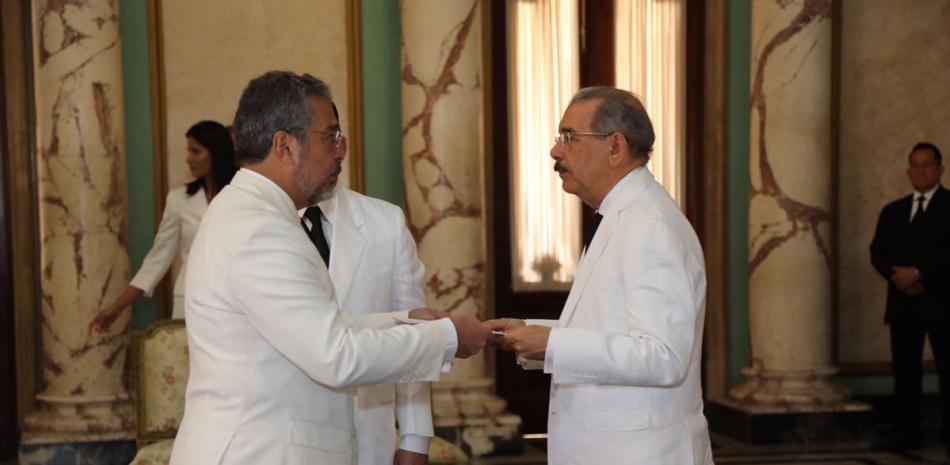 Augusto Freyre Layzequilla, embajador de la República de Perú, presenta cartas credenciales al presidente Danilo Medina. Foto @PresidenciaRD