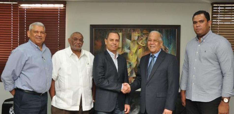 Los ingenieros Garibaldy Bautista, (izq), y Manuel Rivas, presidente de la Federación Dominicana de Softbol y Director de la OMSA, firmaron un acuerdo de cooperación entre las organizaciones.
