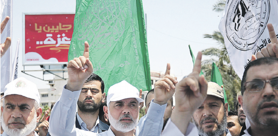 Protesta. El alto líder de la organización Hamás, Ismaeil Hameiva, al frente, Rawhi Moshtaha, izquierda, y el doctor Khalil al-Haiya, encabezan una protesta contra las nuevas medidas.