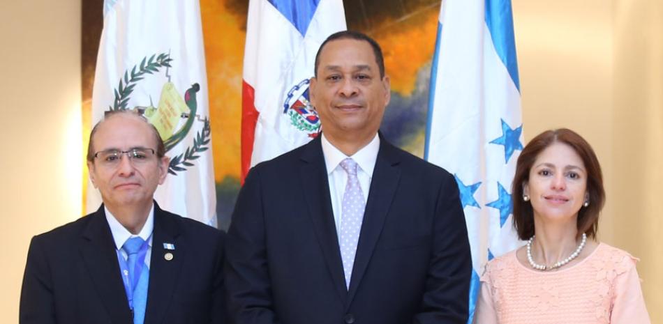 Dato. Luis Armando Asunción, al centro, junto a José Alejandro Arévalo Alburez, superintendente de Bancos de Guatemala y presidente entrante del CCSBSO y Ethel Deras Enamorado.