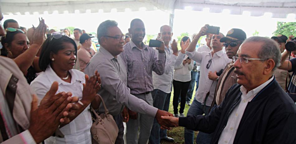 Apoyo. El presidente Danilo Medina escuchó a los apicultores, acompañado de funcionarios del Feda, el Banco Agrícola y otras instituciones, que se comprometieron a dar seguimiento.