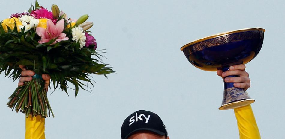 Chris Froome celebra tras proclamarse campeón del Tour de Francia por cuarta vez en su carrera y tercera en forma consecutiva.