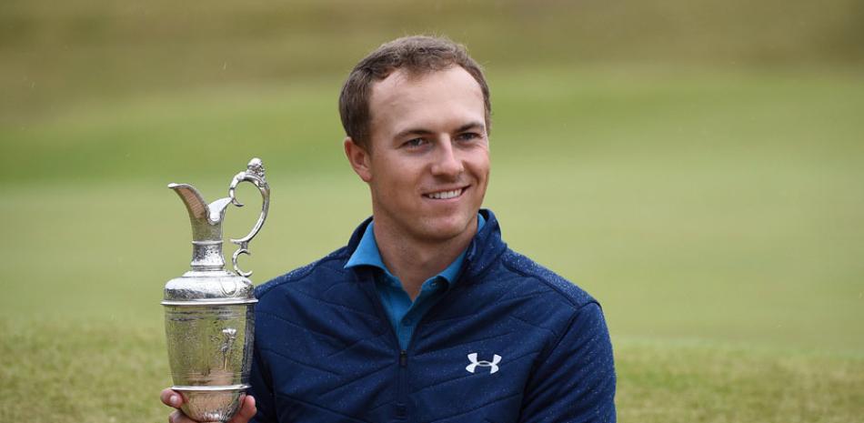 Jordan Spieth posa junto al trofeo que obtuvo tras quedar en el primer lugar del Abierto Británico de golf.