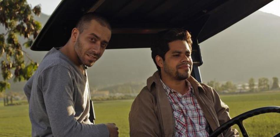 Productor. Danilo Reynoso, a la derecha, junto al actor David Maler, durante el rodaje de "La familia Reyna".